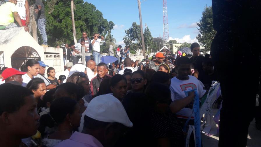 Rinden honores en la emisora 103.5 FM al locutor Leónidas Martínez