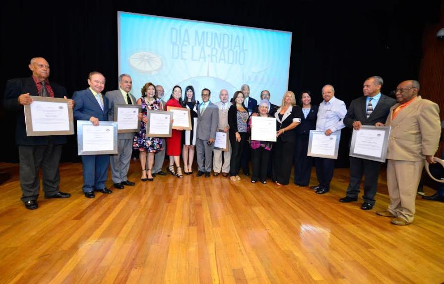 Indotel entrega doce reconocimientos a locutores con motivo del Día Mundial de la Radio