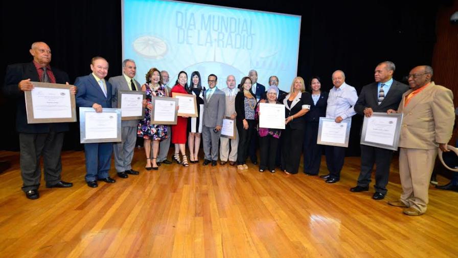 Indotel entrega doce reconocimientos a locutores con motivo del Día Mundial de la Radio