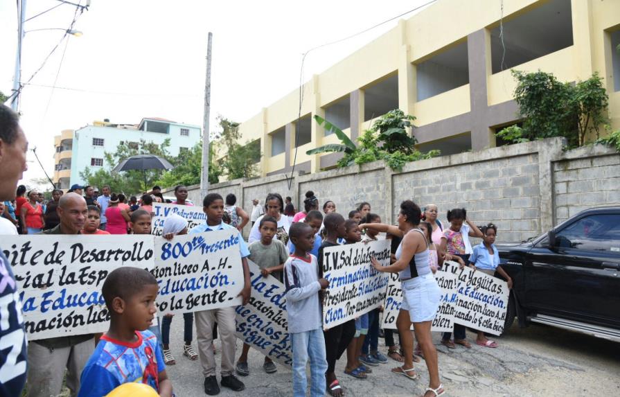 Moradores de Los Ríos demandan terminación de liceo Arroyo Hondo