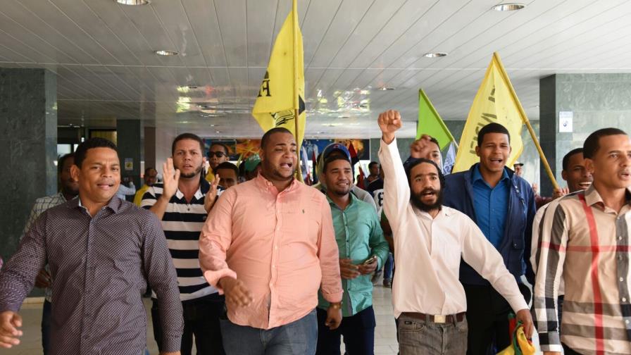 Estudiantes amenazan con huelga si en 48 horas profesores no inician las clases