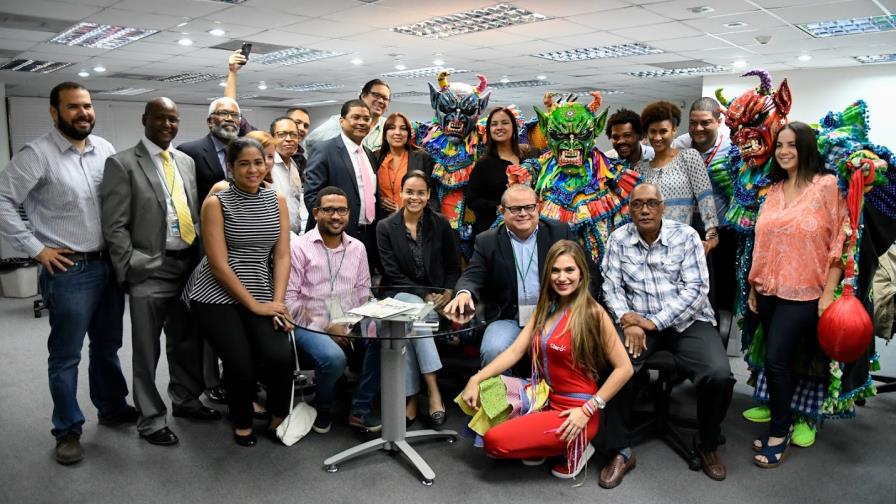 Los Broncos llenan de alegría y colorido la redacción de Diario Libre