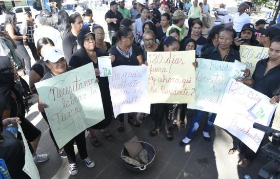 Esposas de campesinos de Valle Nuevo protestan en demanda de que les reubiquen