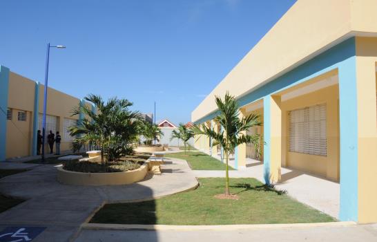 Presidente Medina entrega centro para 595 estudiantes con discapacidad auditiva en Sabana Perdida