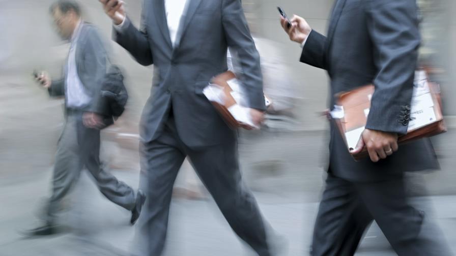 Ciudad holandesa instala “semáforo” en el suelo para los adictos al móvil