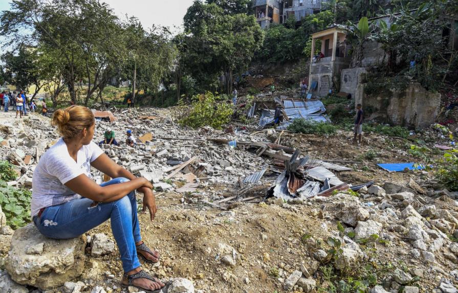 Autoridades desalojan 26 familias ocupaban bulevar de La Barquita 
