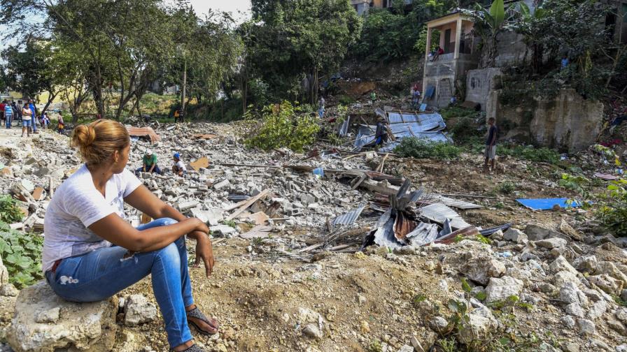 Autoridades desalojan 26 familias ocupaban bulevar de La Barquita 