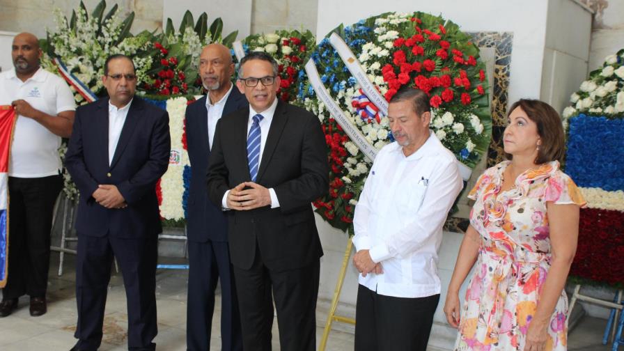 Autoridades del MAP rinden homenaje a los Padres de la Patria
