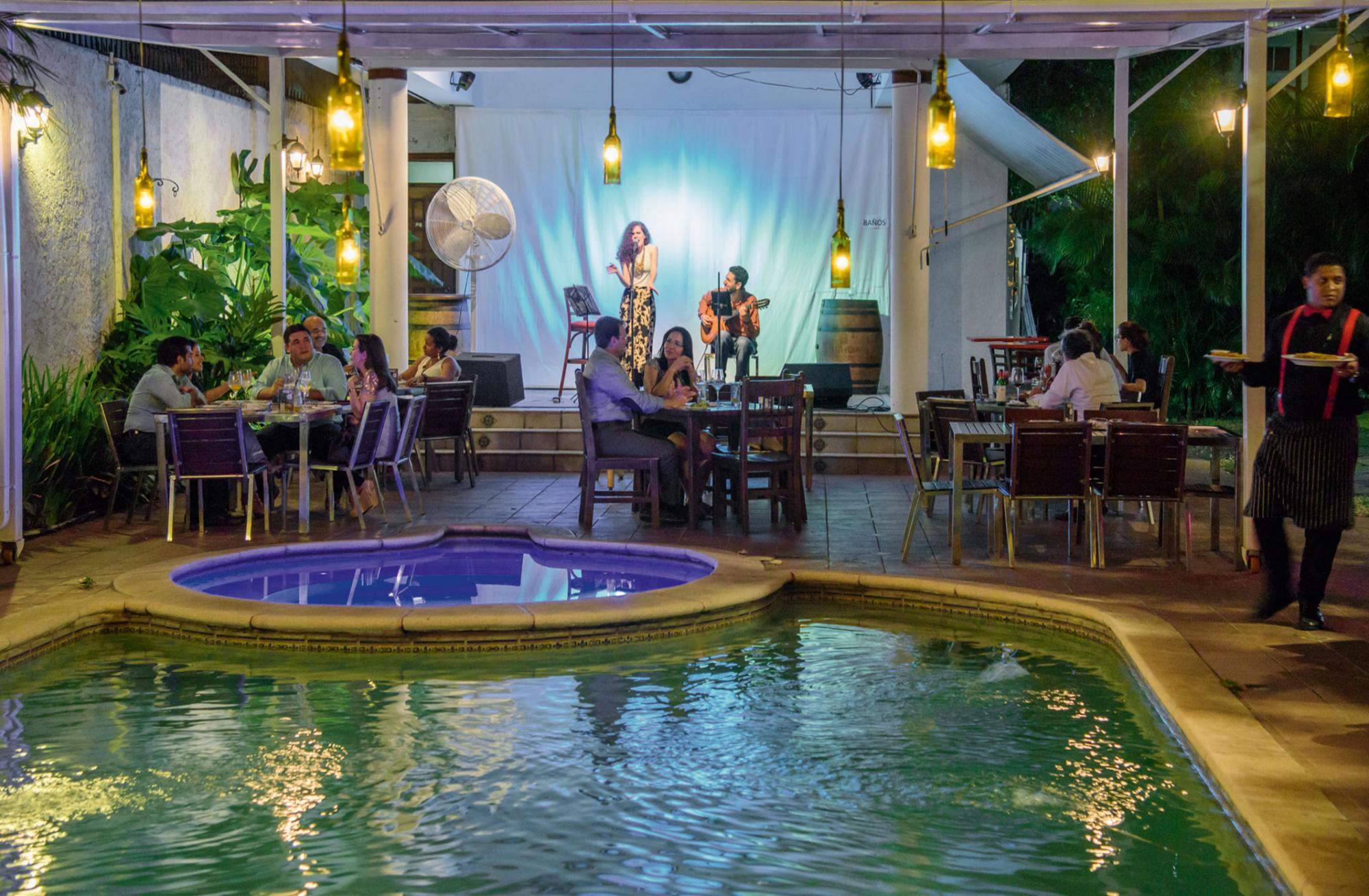 La terraza del restaurante El Gallego es ideal para grupos medianos y grandes.  
