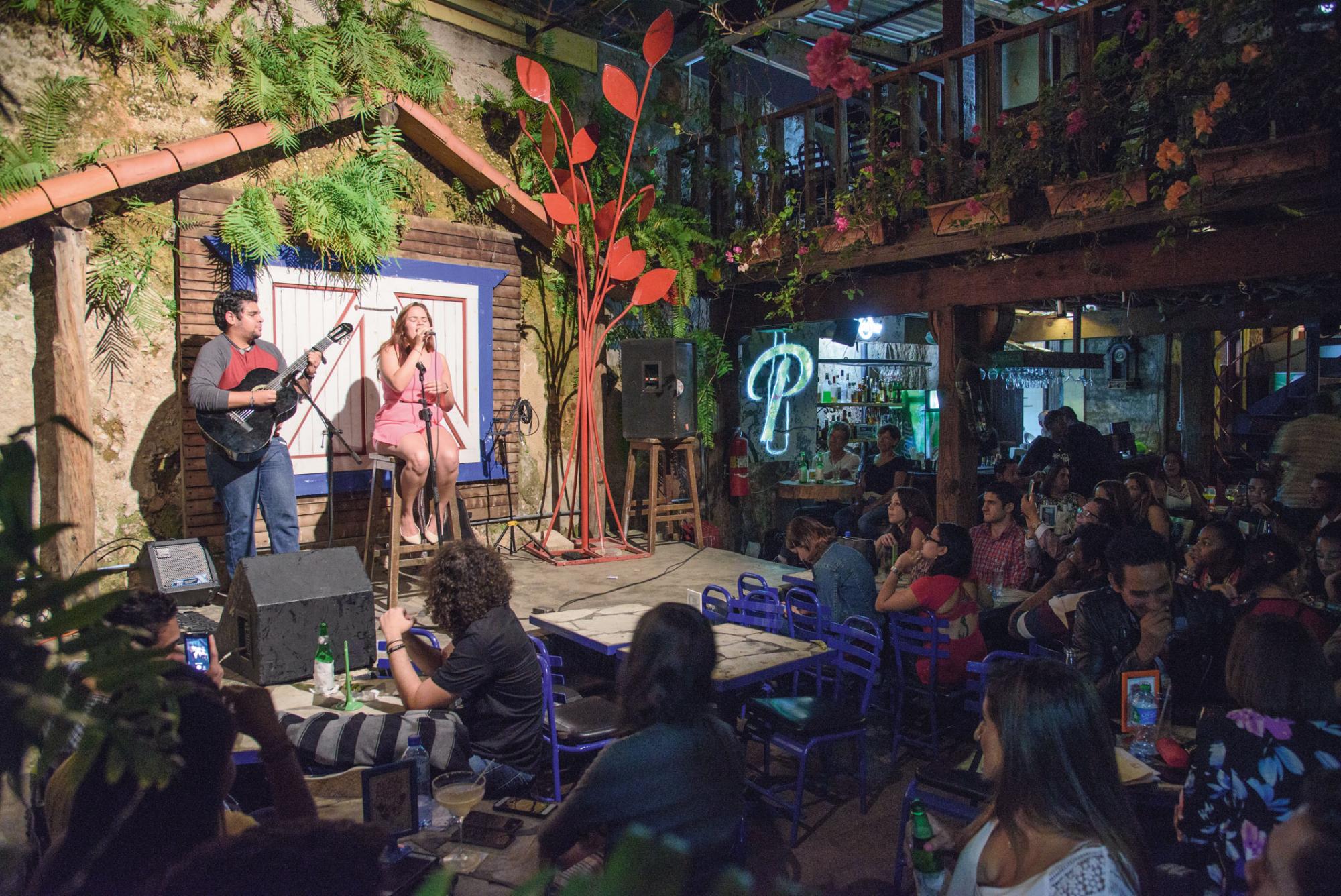 Artistas noveles tocan y cantan cada miércoles en Casa de Teatro. 