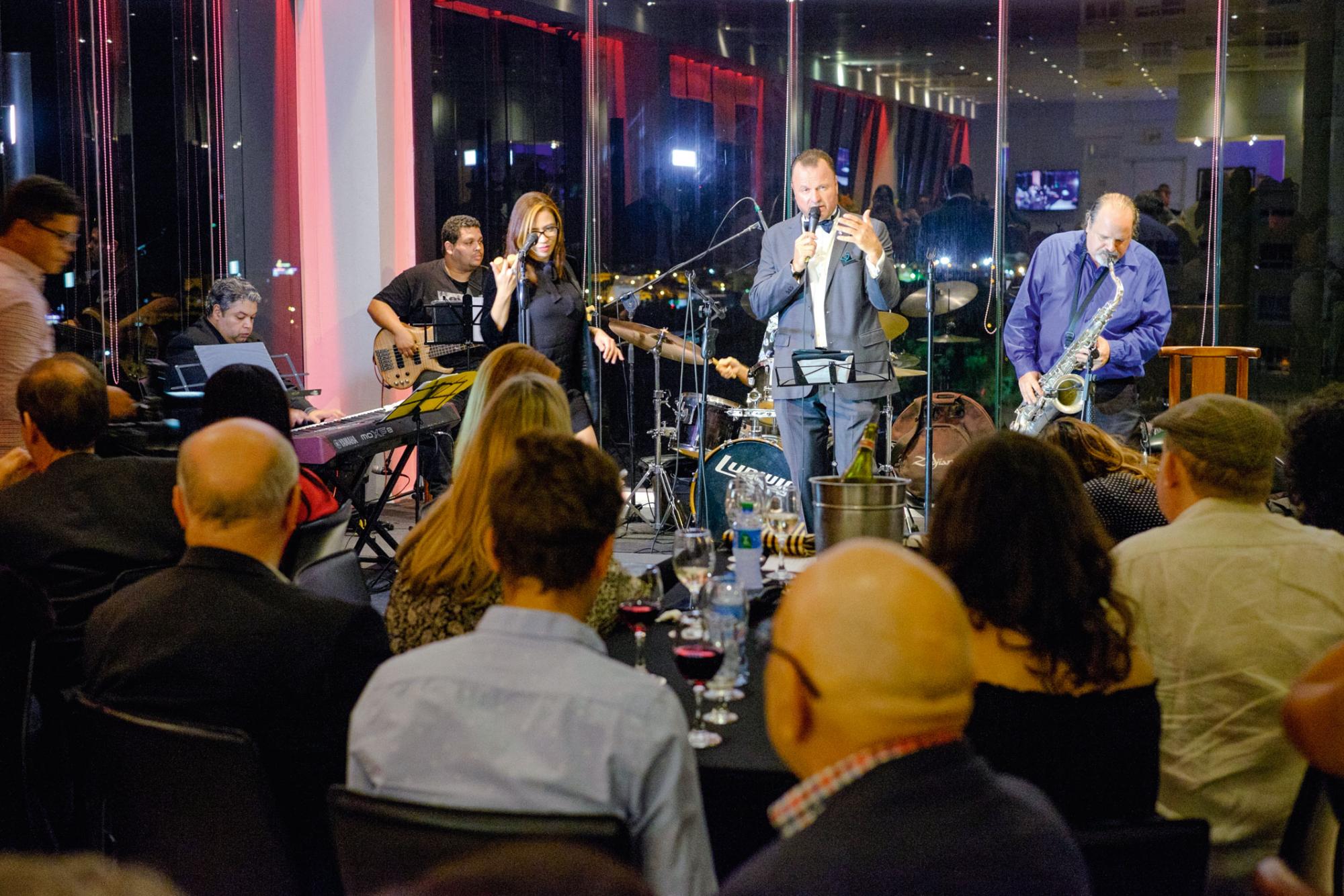 Cada jueves, diferentes artistas de jazz y bossa nova tocan en La Azotea, del Hotel Dominican Fiesta.