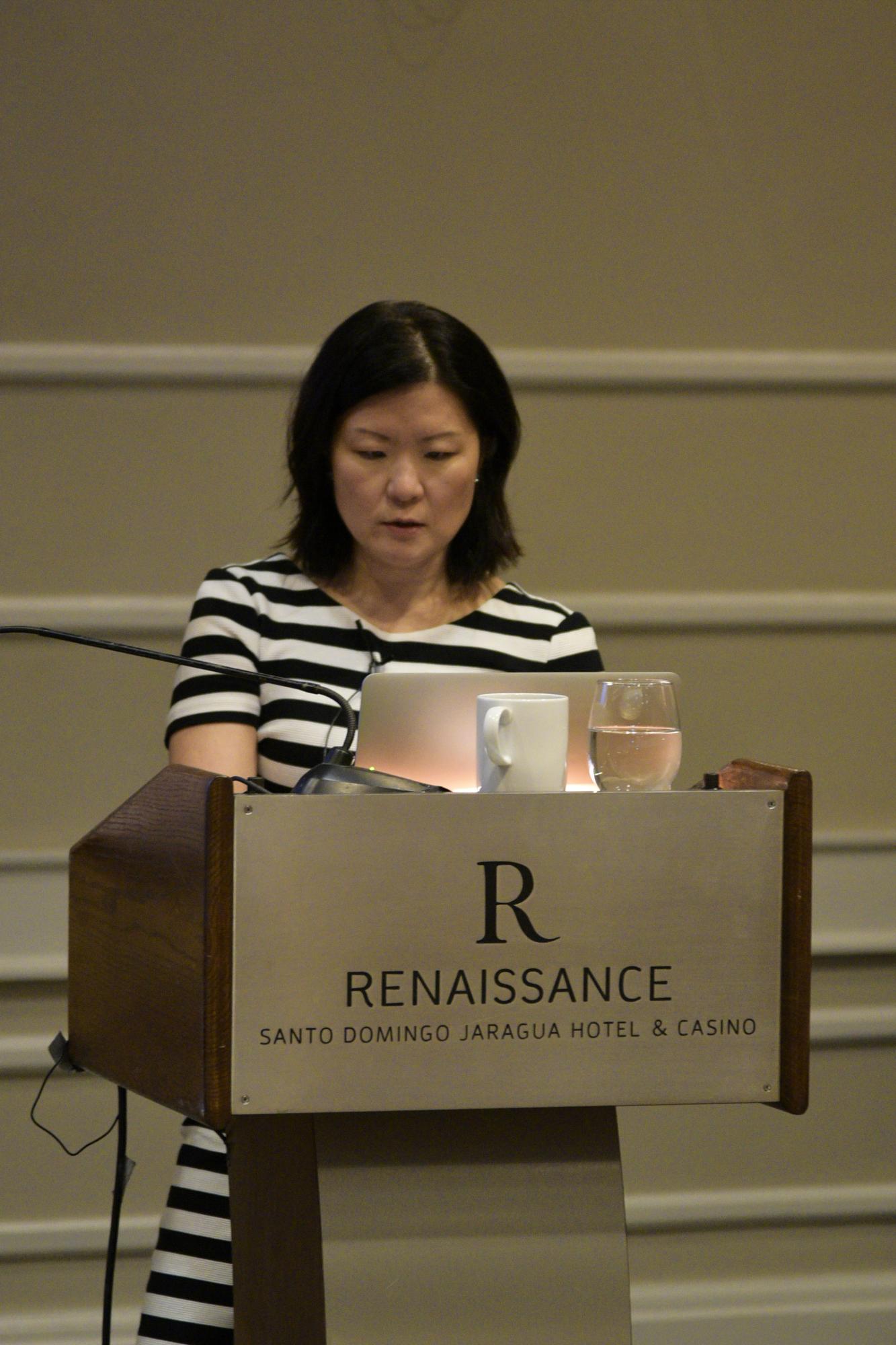 Doctora Lois W. Choi-Kahn, directora del Instituto de Entrenamiento de los desórdenes de la personalidad del McLean Hospiral, afiliado a la universidad de Harvard, mientras se dirigía a los familiares de personas afectadas con el trastorno en el país.