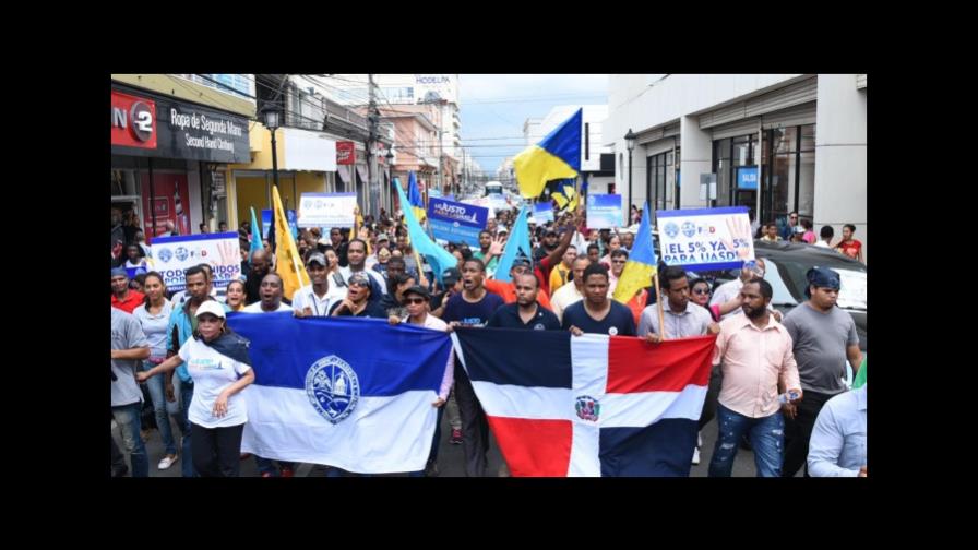 Maestros rechazan propuesta de aumento salarial de un cinco por ciento Maestros rechazan propuesta de aumento salarial de un cinco por ciento