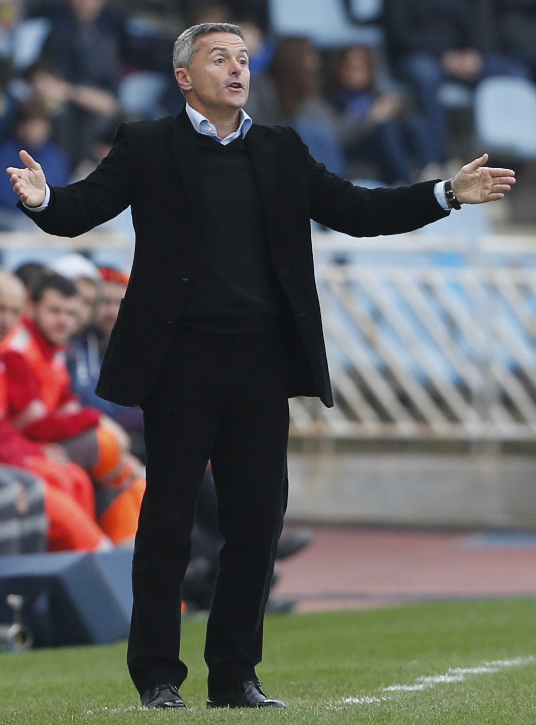 El entrenador del Villarreal, Fran Escribá, da instrucciones a sus jugadores durante el partido de la jornada 23 de la Liga Santander que la Real Sociedad y el Villarreal han disputado en el estadio de Anoeta de San Sebastián.