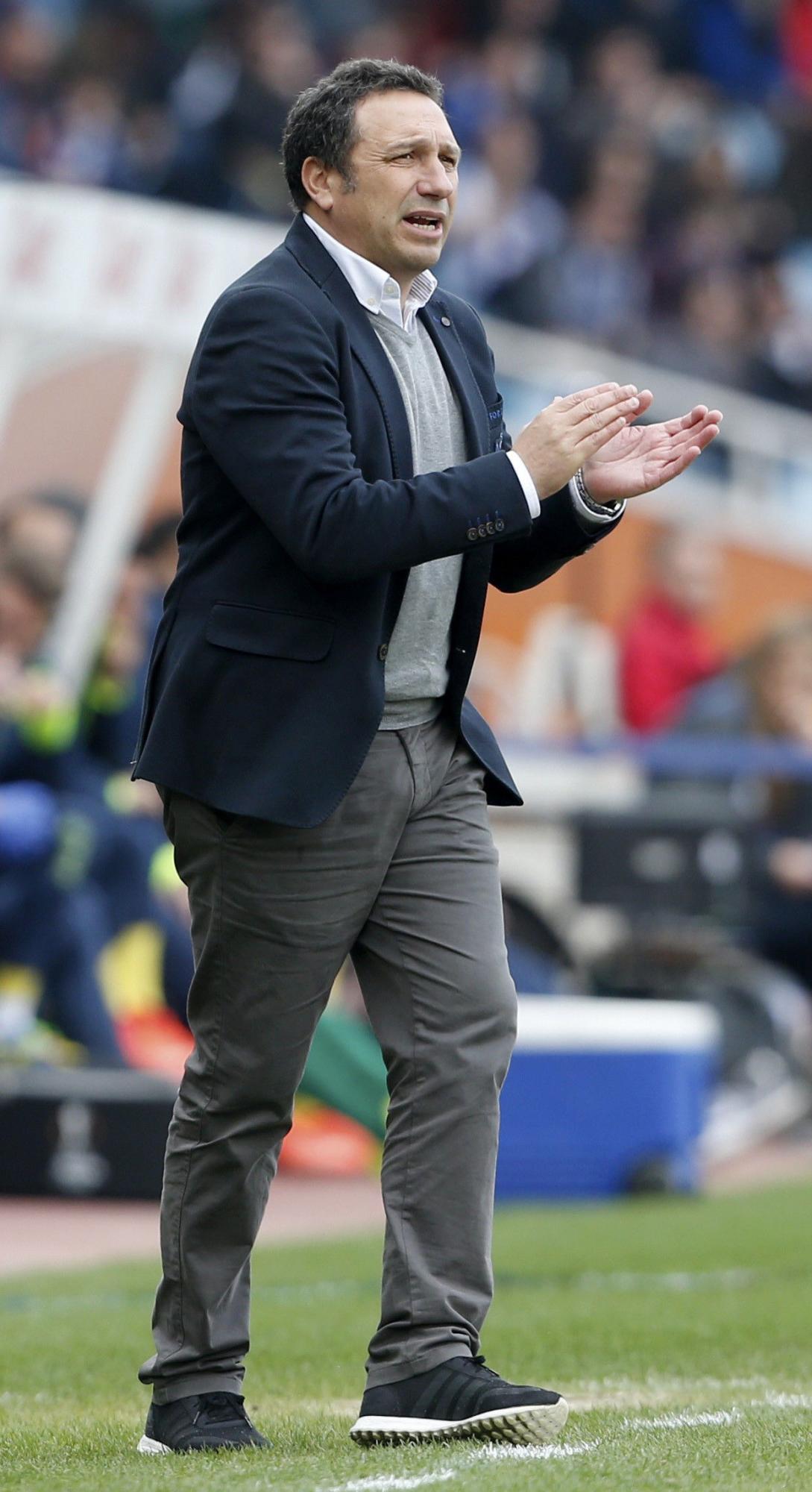 El entrenador de La Real Sociedad , Eusebio Sacristán, da instrucciones a sus jugadores durante el partido de la jornada 23 de la Liga Santander que la Real Sociedad y el Villarreal.