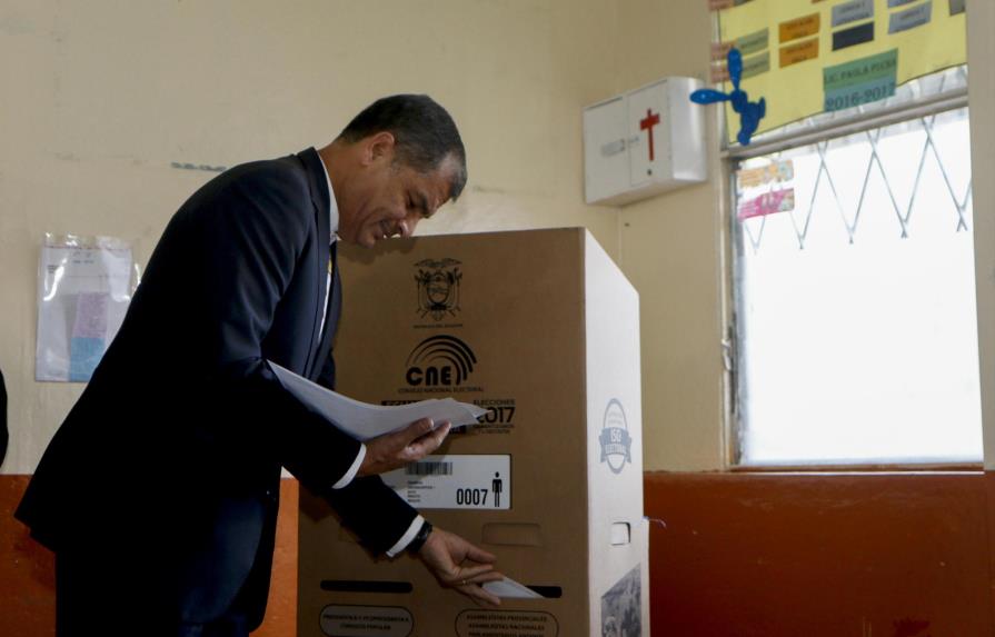 Correa dice hay encuestas que dan triunfo en una vuelta a oficialismo en Ecuador