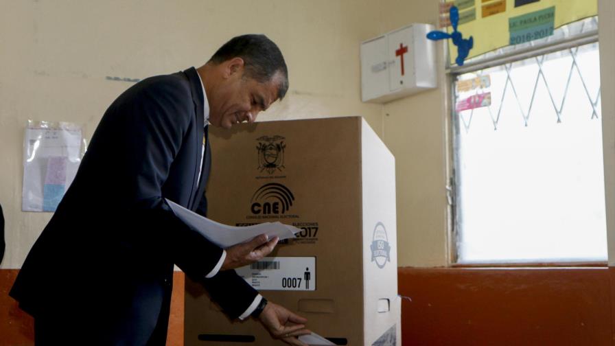 Correa dice hay encuestas que dan triunfo en una vuelta a oficialismo en Ecuador