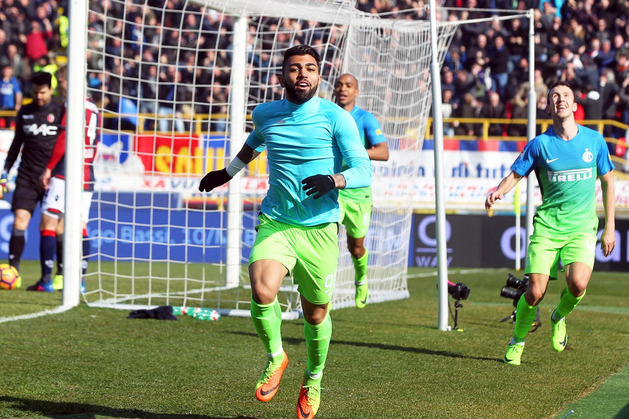 Gabriel Barbosa (C) celebra el gol de la victoria en el partido de la Serie A entre el Bologna FC y el Inter de Milán en el estadio Dall’Ara de Bologna, Italia, 19 de febrero de 2017 El Inter ganó 1-0.