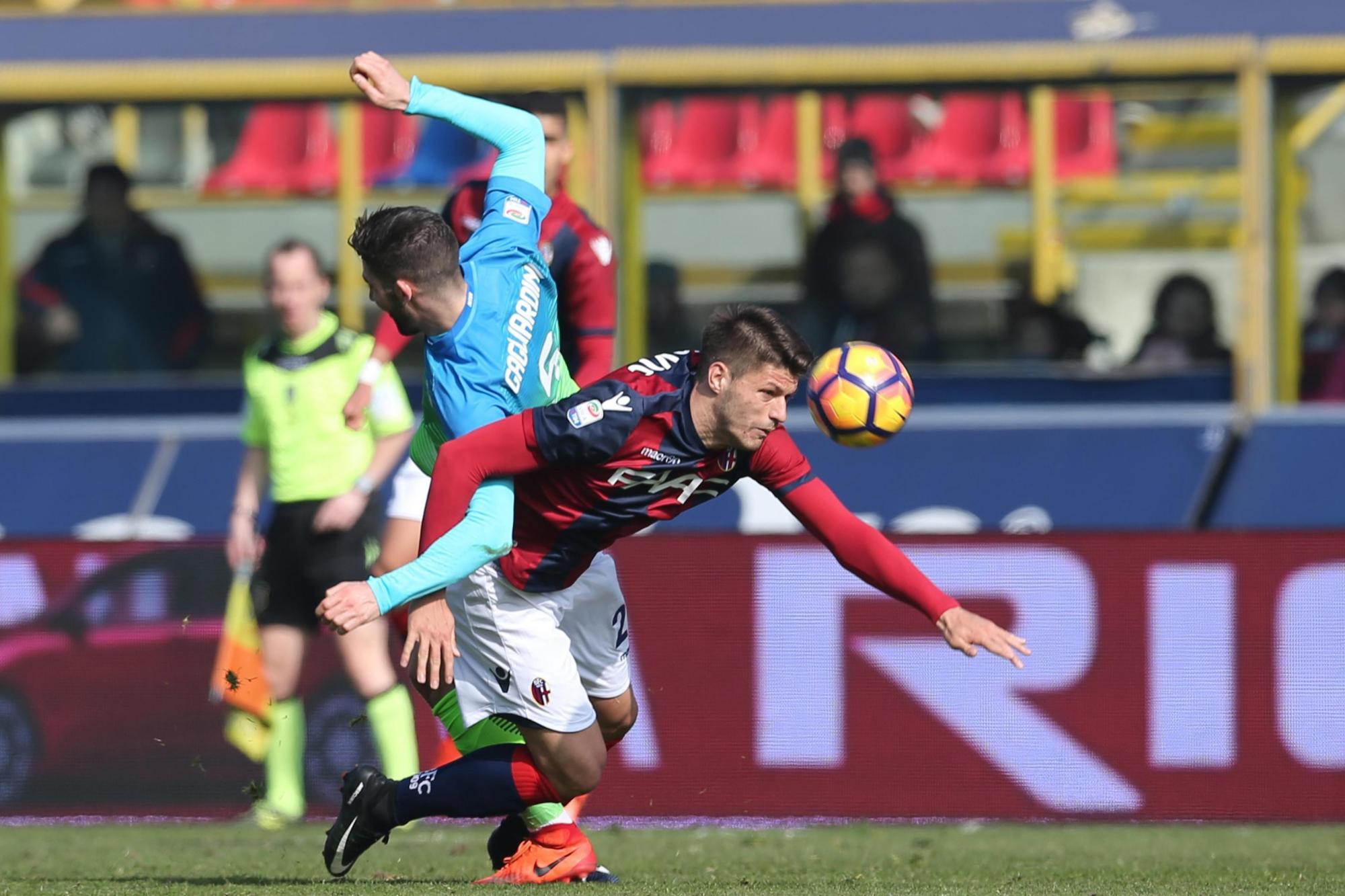 Bruno Petkovic de Bologna Fc (R) en acción con Roberto Gagliardini del Inter durante el partido de fútbol de la Serie A italiana Bologna Fc vs Inter en el estadio Dall’Ara de Bolonia, Italia, 19 de febrero 2017.