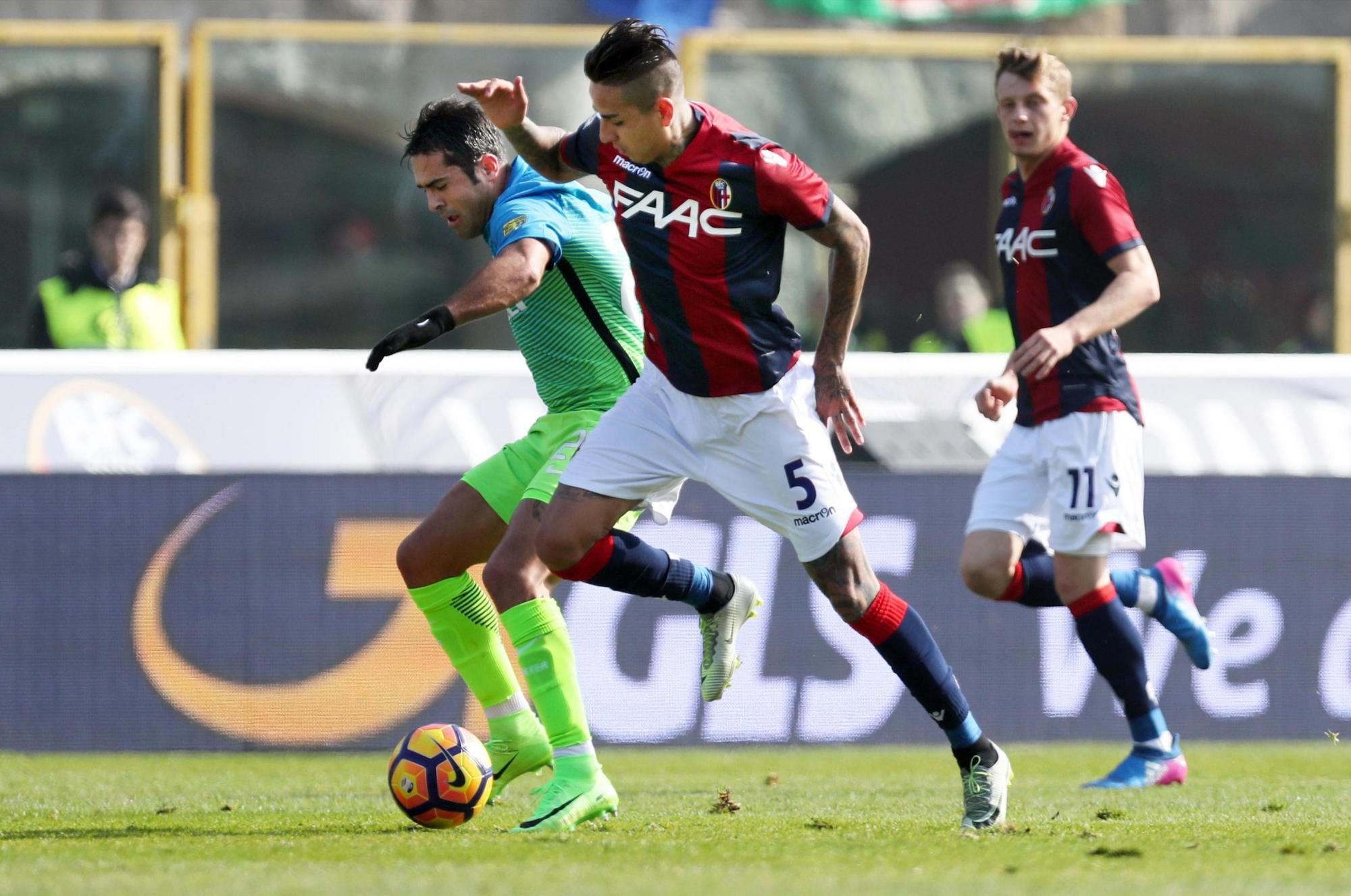 Eder del Inter (L) en acción con Eric Pulgar de Bologna Fc durante el partido de fútbol de la Serie A italiana Bologna Fc vs Inter en el estadio Dall’Ara de Bologna, Italia, 19 de febrero de 2017. 