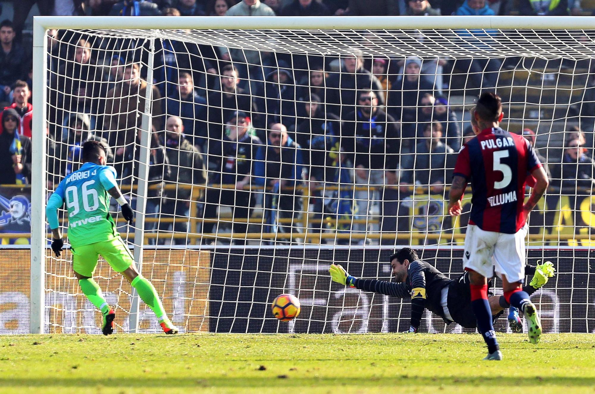 El jugador del Inter, Gabriel Barbosa (L), marca el gol de la victoria contra el portero de Bolonia Angelo da Costa (C) durante el partido de fútbol italiano Serie A entre el Bologna FC y el Inter de Milán en el estadio Dall’Ara Bolonia, Italia.