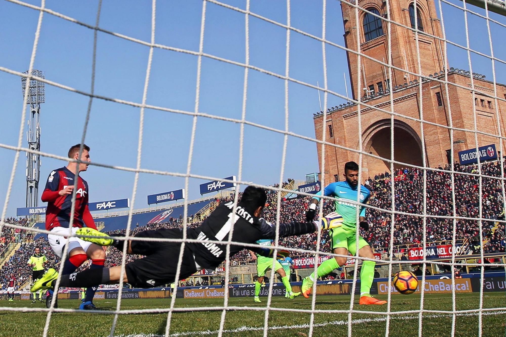 Gabriel Barbosa (R), marca el gol de la victoria contra el portero del Bologna Angelo da Costa (C) durante el partido de fútbol italiano Serie A entre el Bologna FC y el Inter de Milán en el estadio Dall’Ara Bolonia, Italia, 19 de febrero de 2017.