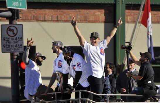Jon Lester confía en que los Cubs revalidarán título de Serie de Mundial