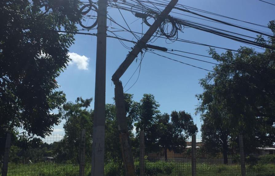 Vecinos alertan de posible caída de poste de concreto en Villa Claudia