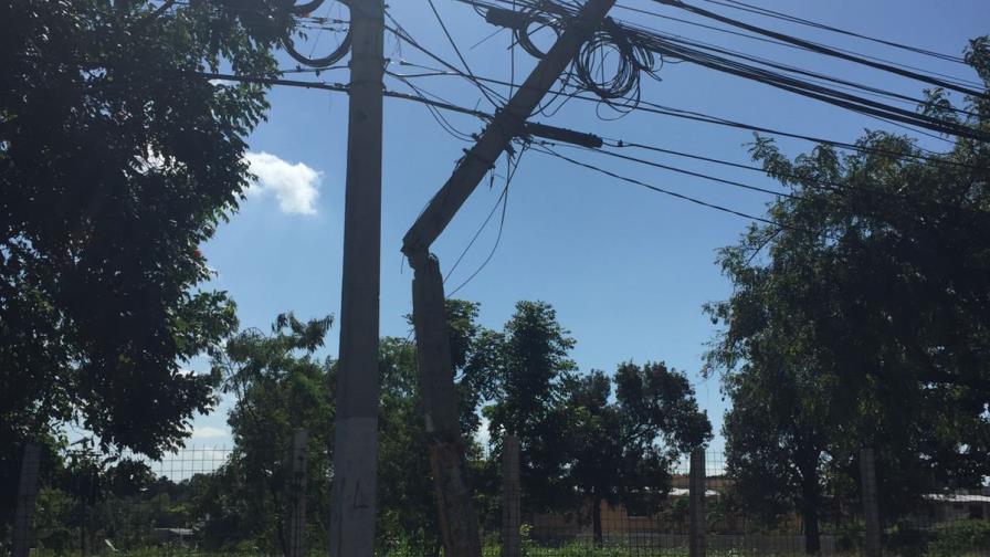 Vecinos alertan de posible caída de poste de concreto en Villa Claudia
