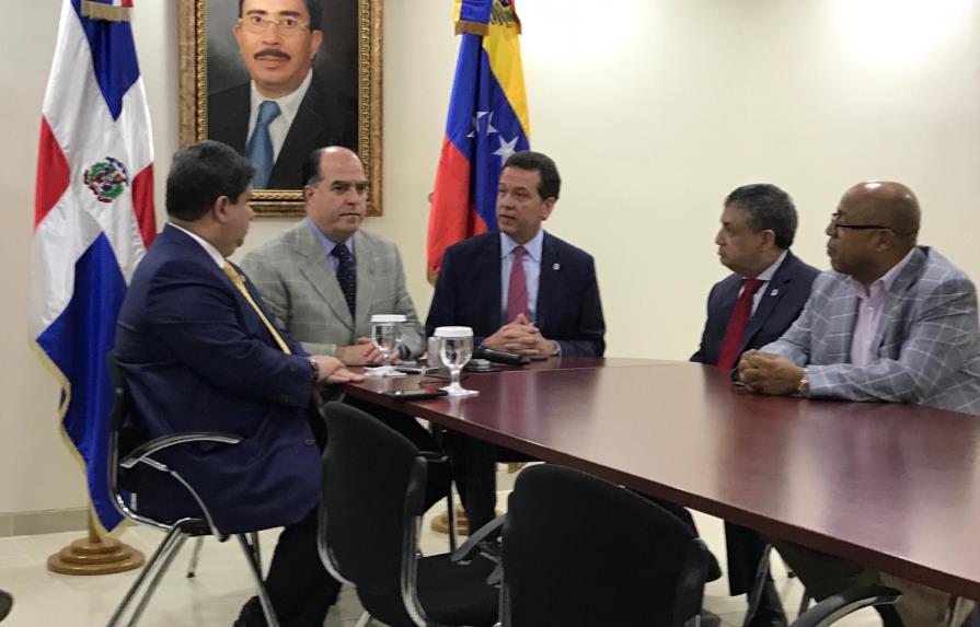 Diputados de Venezuela piden intervención en situación política