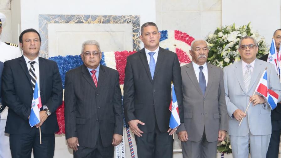 ETED deposita ofrenda floral en el Altar de la Patria
