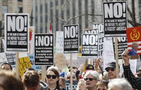 Miles protestan contra Trump: “No es mi presidente” 