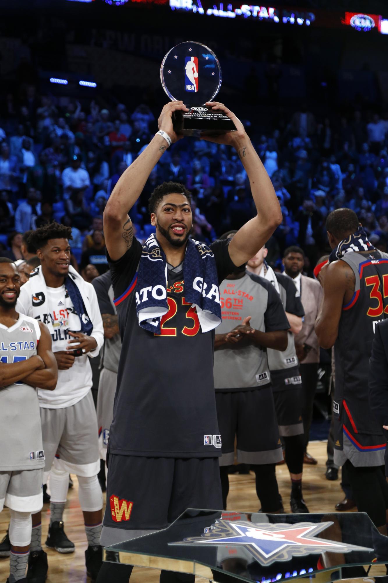 El pívot de los Pelicans de New Orleáns recibió el premio de Jugador Más Valioso.