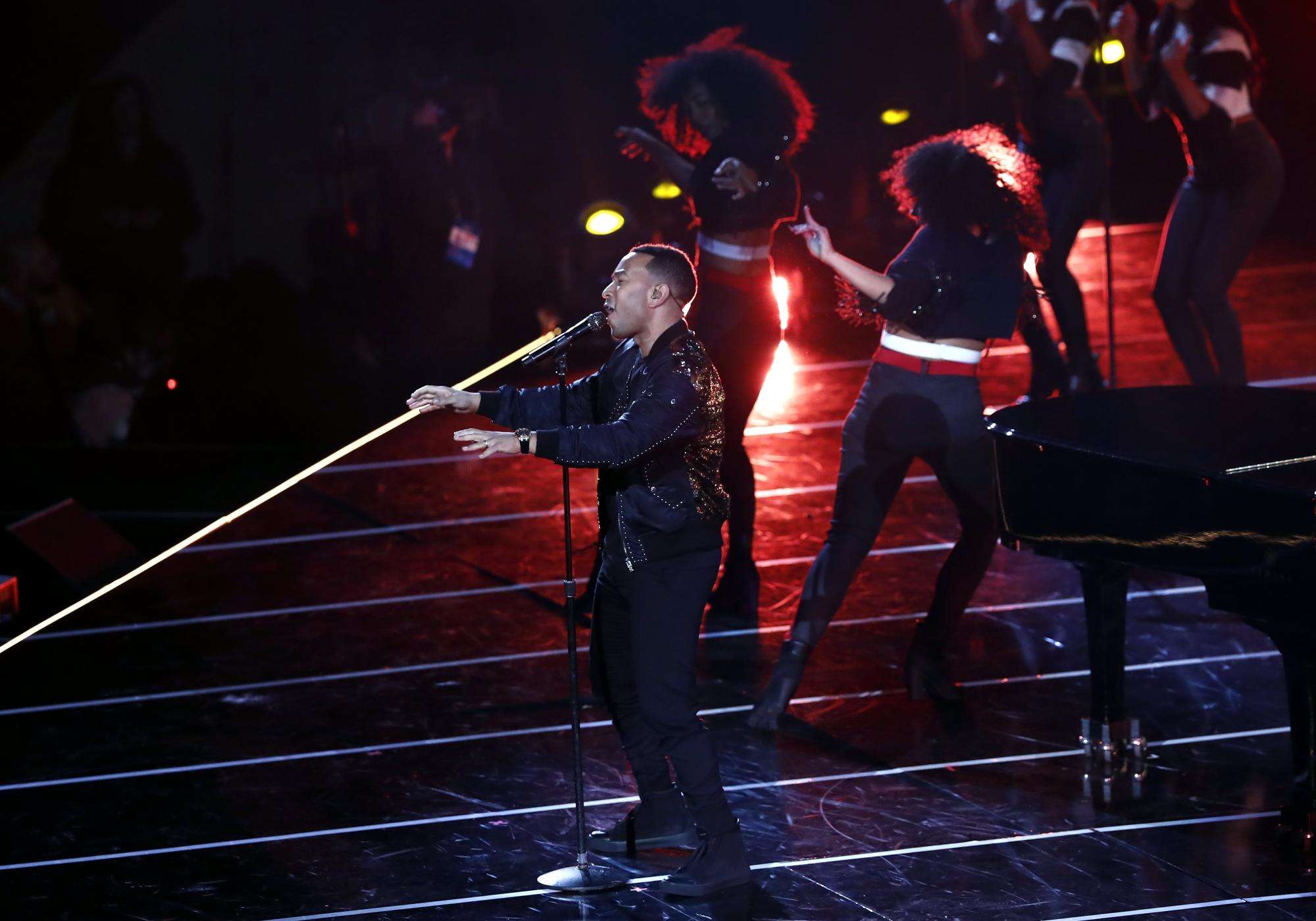 El cantante estadounidense John Legend encabezó la presentación artística en el mediotiempo del partido de las Estrellas el domingo en el Smoothie King Center en New Orleans, Louisiana.