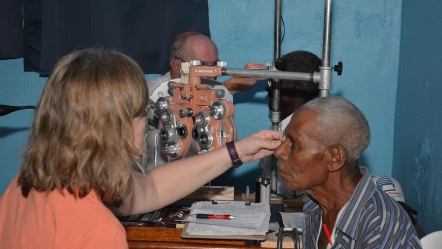 Senador Adriano Sánchez encabeza jornada oftalmológica 