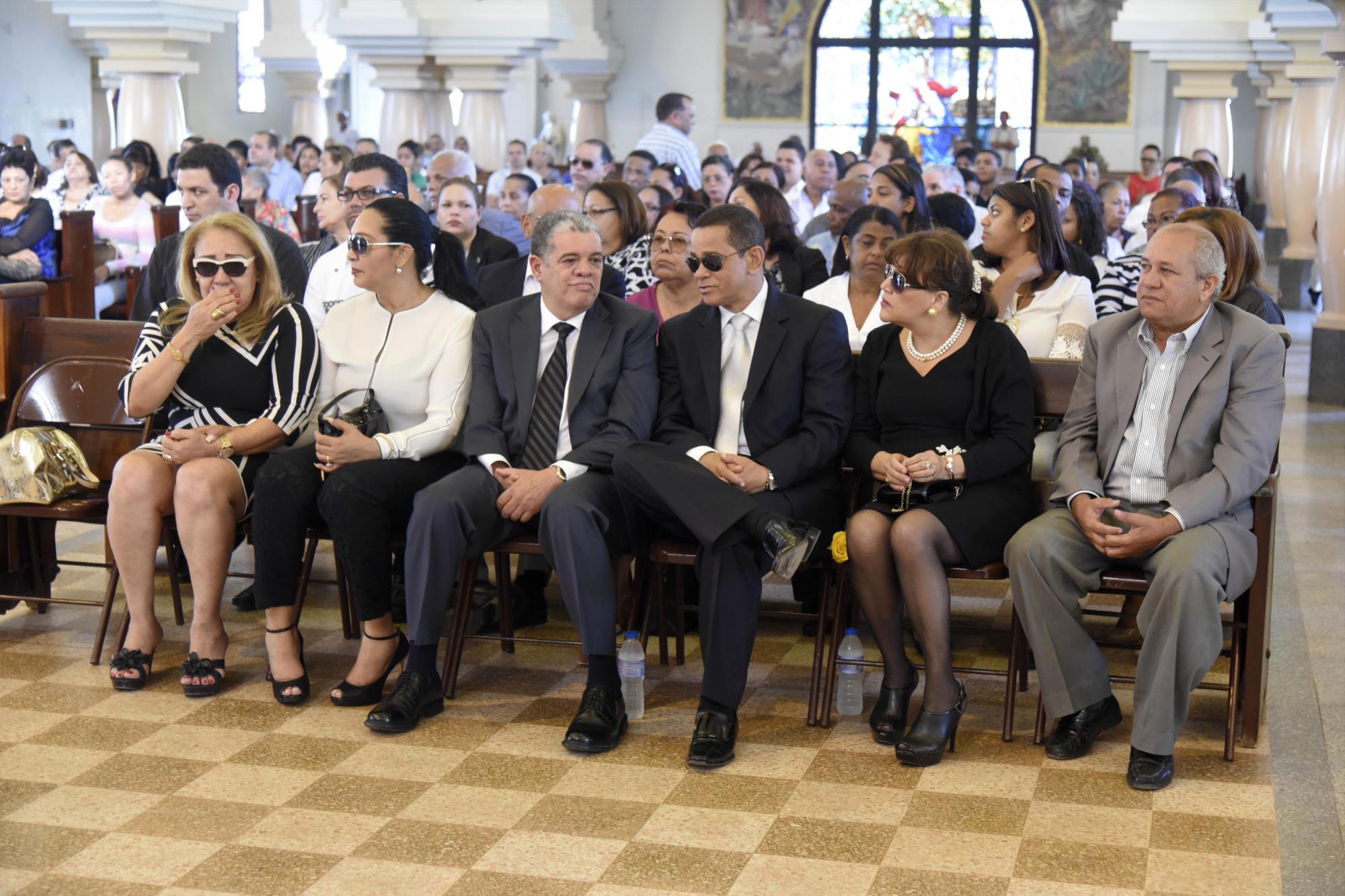 Familiares y amigos.