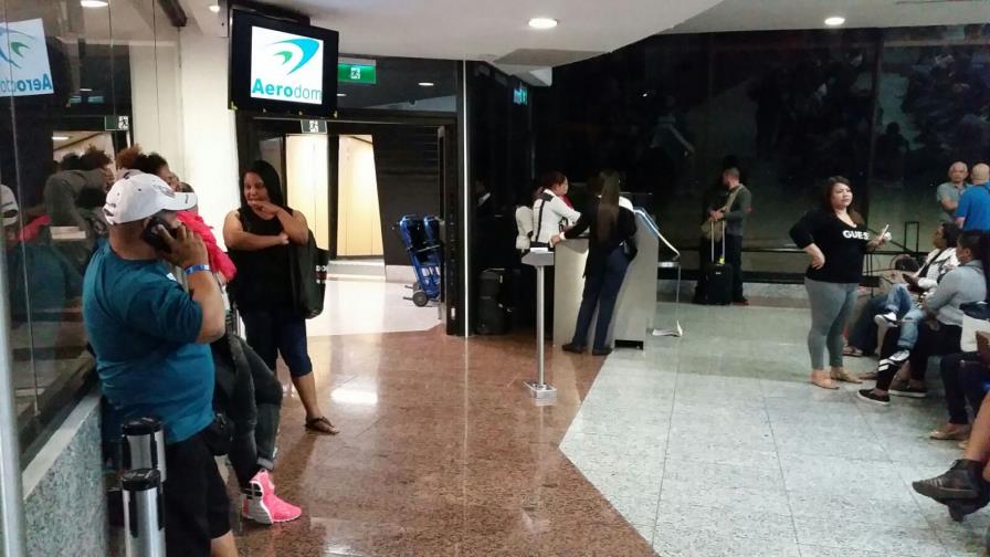 Pasajeros se amotinan por fallas de avión de Pawa Pasajeros se amotinan por fallas de avión de Pawa