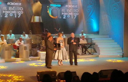 Acroarte reconoce personalidades en Gala Anual del Mérito Periodístico 
