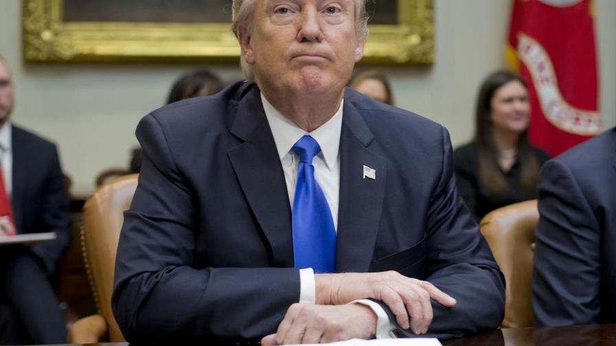 Gobierno de Trump prepara normas sobre baños para LGBT 