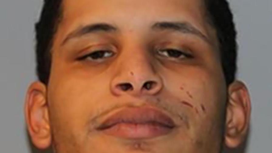 Vendedor de drogas dominicano huye de los policías y termina rescatado por los bomberos