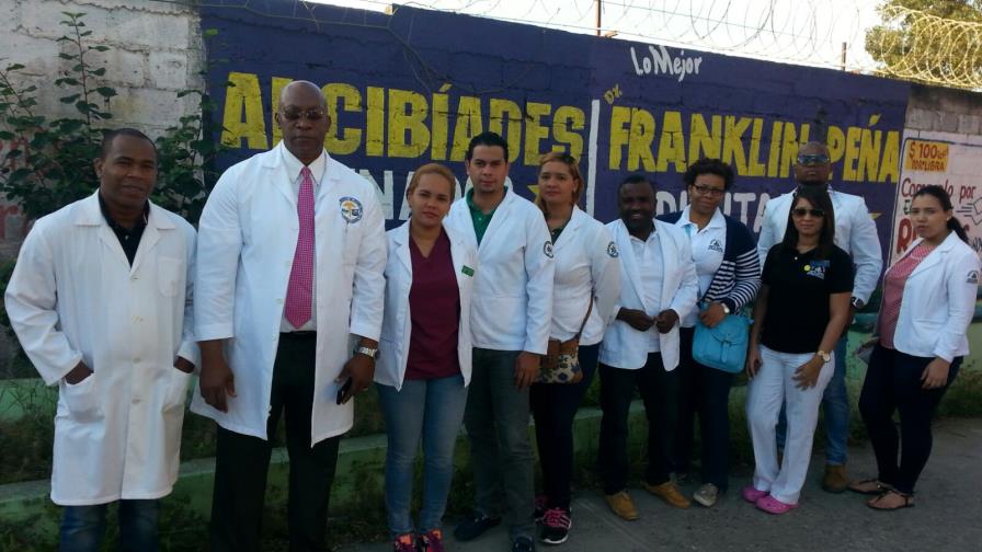 Médicos de centros privados marchan hacia el Palacio en demanda de aumentos y afiliación a las ARS