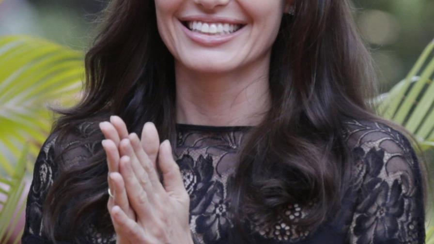 VIDEO: Angelina Jolie comiendo arañas y escorpiones junto a sus hijos