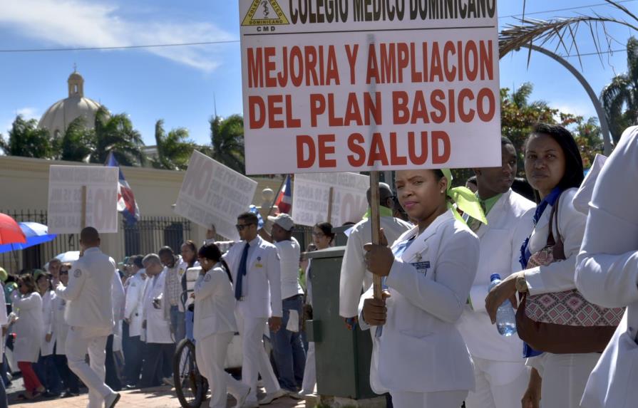 Médicos marcharon hacia el Palacio Nacional en protesta contra las ARS