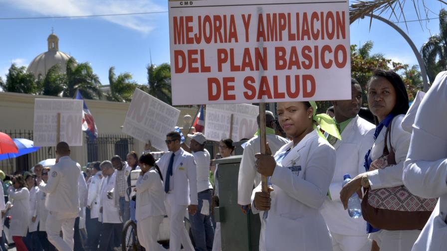 Médicos marcharon hacia el Palacio Nacional en protesta contra las ARS