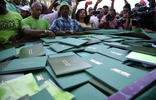 Grupos entregan en Palacio Nacional firmas recogidas en Libro Verde