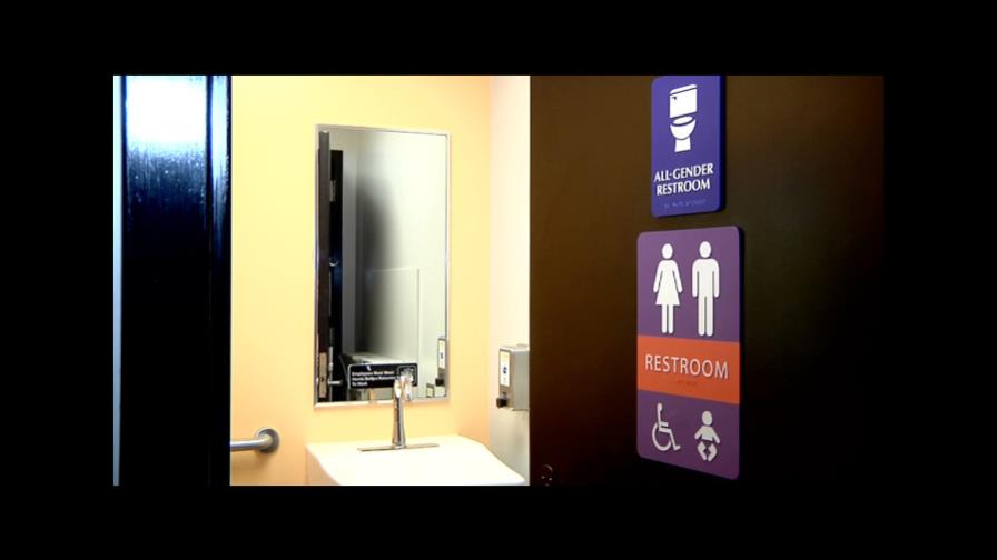 Trump anula una norma que permitía a transexuales elegir baño en las escuelas