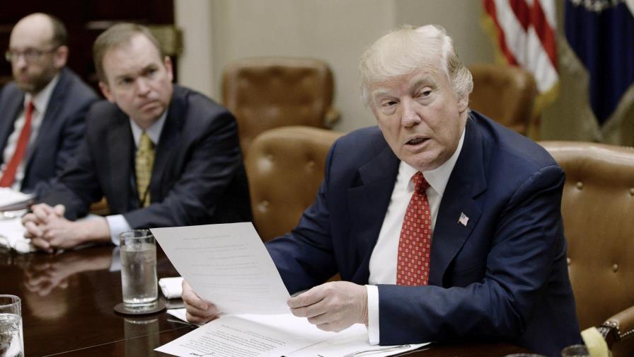 Las encuestas muestran que Trump es impopular pero que asimila el golpe