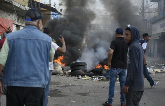 Jornaleros del mercado de Santiago protestan de manera violenta por incautación de carretillas
