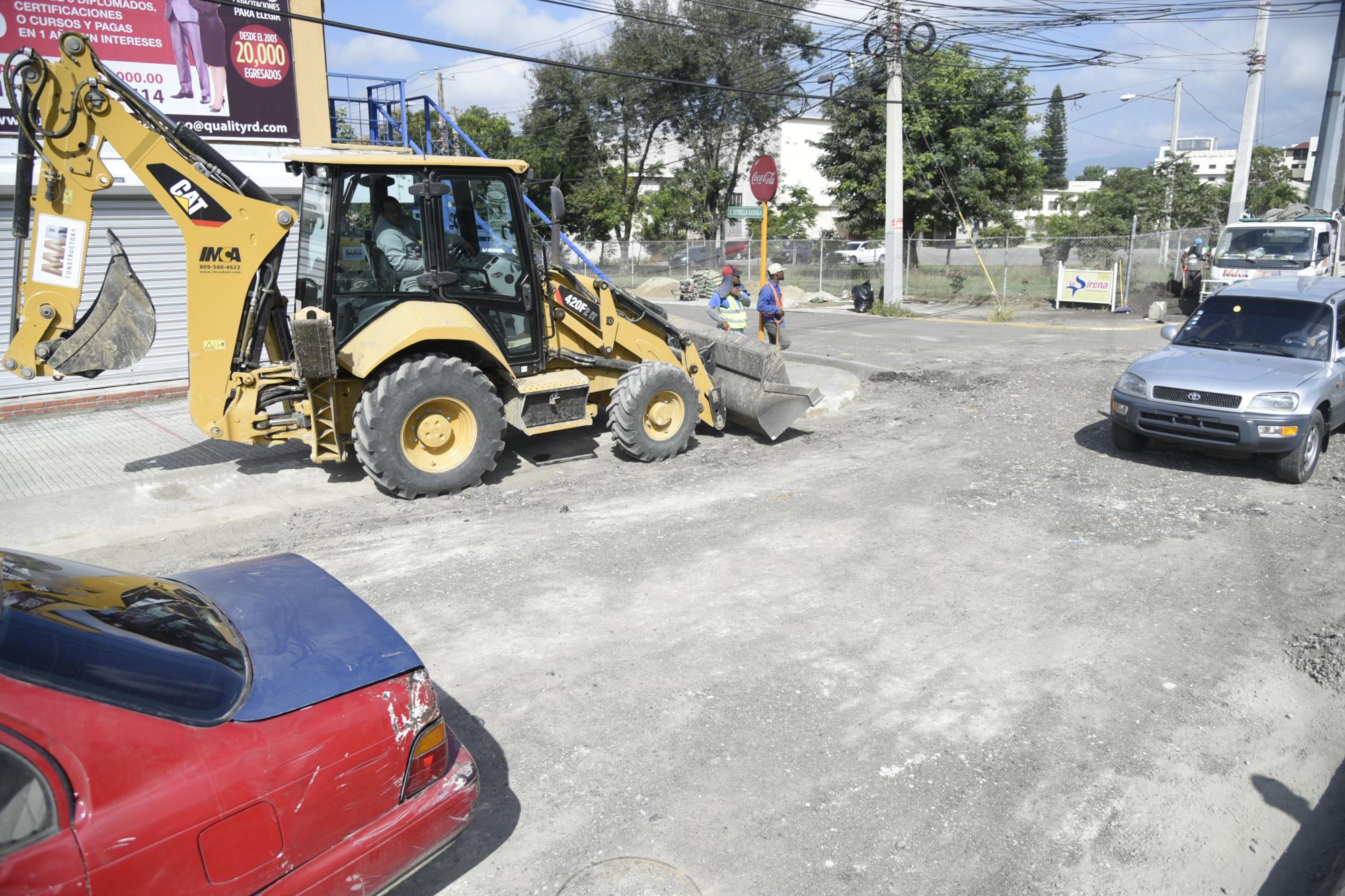 Trabajos de bacheo en una de las vías. 