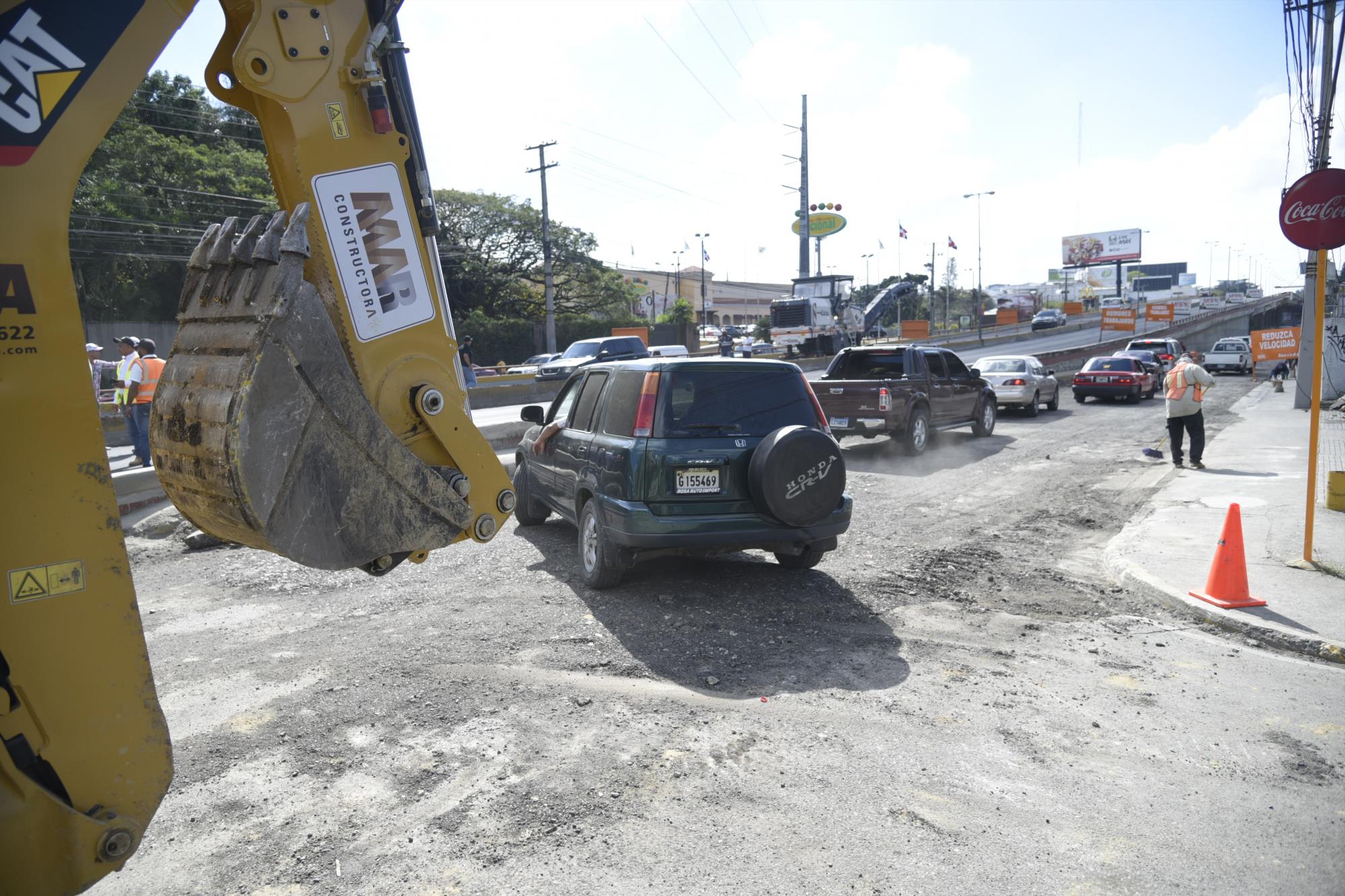 Bacheo en una calle de Santiago.